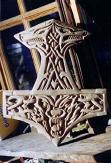 Thors Hammer geschnitzt